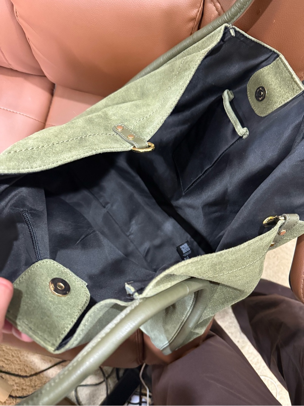 Viral ASOS DESIGN suede tubular tote bag in forest green - Picture 7 of 9